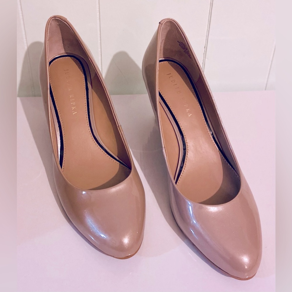 Judith Ripka Champagne Patent Leather Nicole Wedge Pumps Size 9 1/2